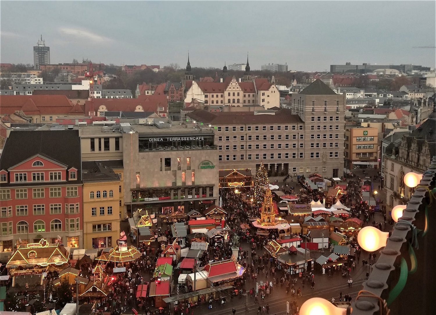 Blick von oben auf den Weihnachtsmarkt