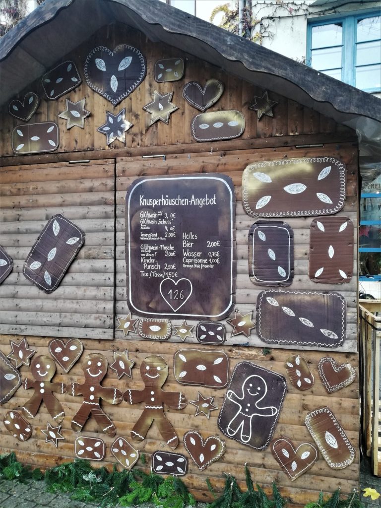 Knusperhäuschen - Holzhütte mit Lebkuchen aus Pappe und Angebotsschild