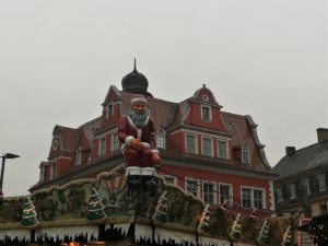 Weihnachtsmannfigur sitzt auf dem Dach eines Karussells