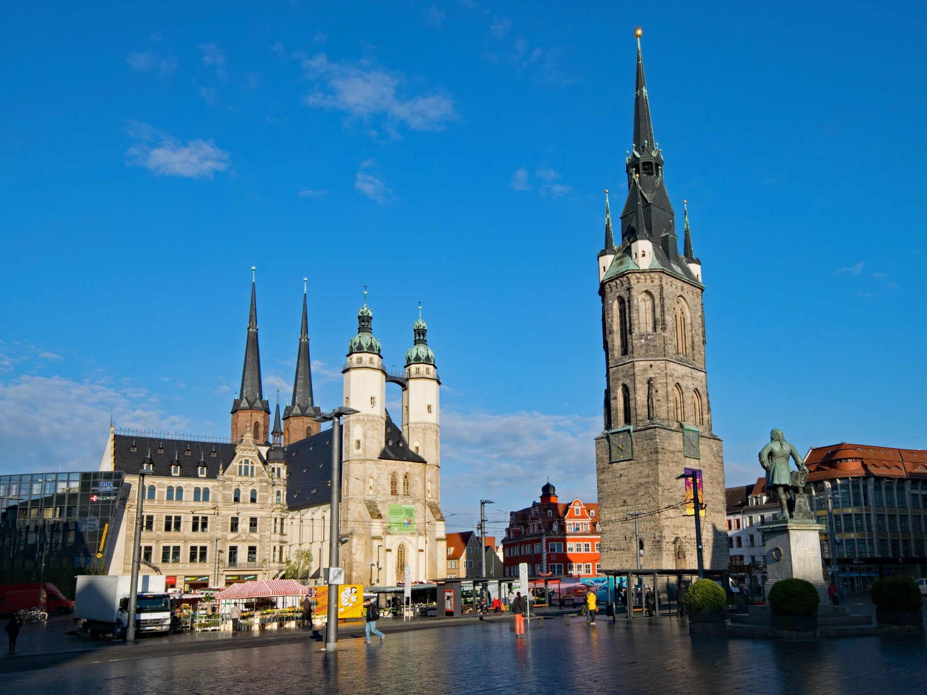 Roter Turm (benannt nach den Blutgerichten, die dort im Mittelalter abgehalten wurden) und Rolandstatue, Markt Halle (Saale).