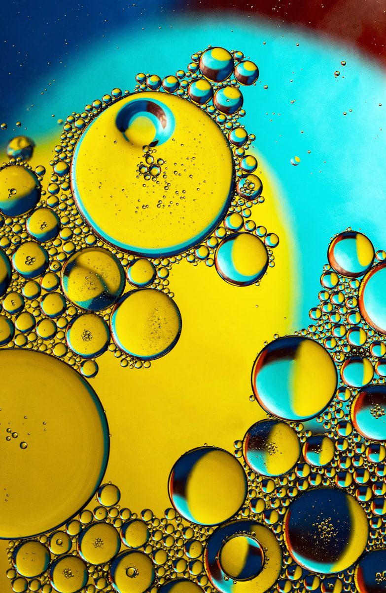 Blaue und gelbe Flüssigkeit, vielleicht Olivenöl?