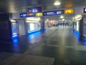 halle-saale-hauptbahnhof-bus-bahn-durchgang-bahnsteig